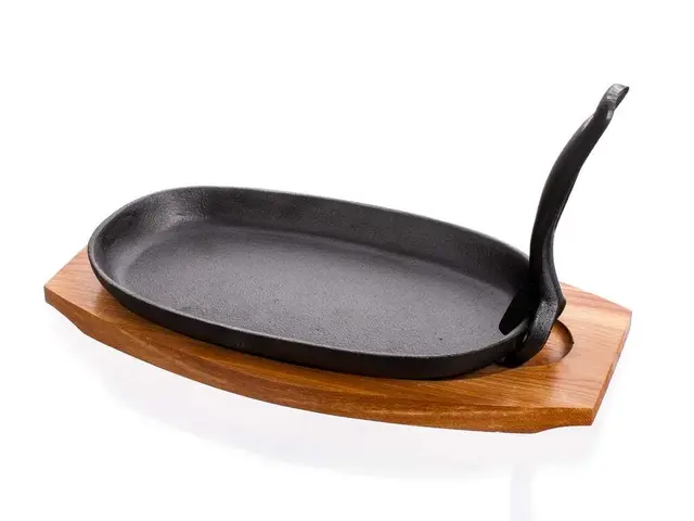 Patelnia żeliwna na desce 23x14cm Banquet - obrazek 2