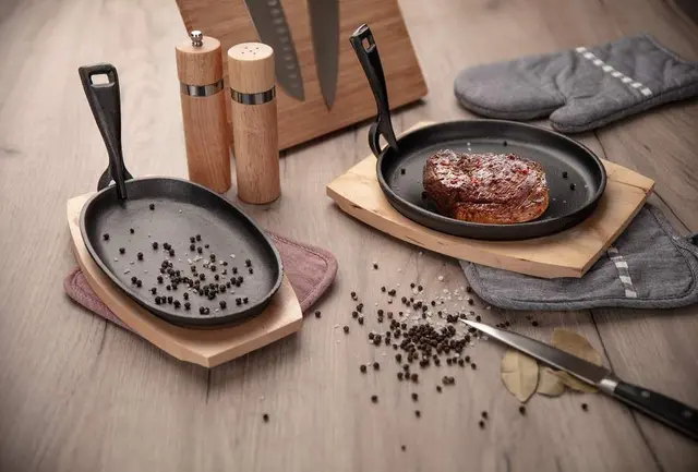 Patelnia żeliwna na desce 23x14cm Banquet - obrazek 5